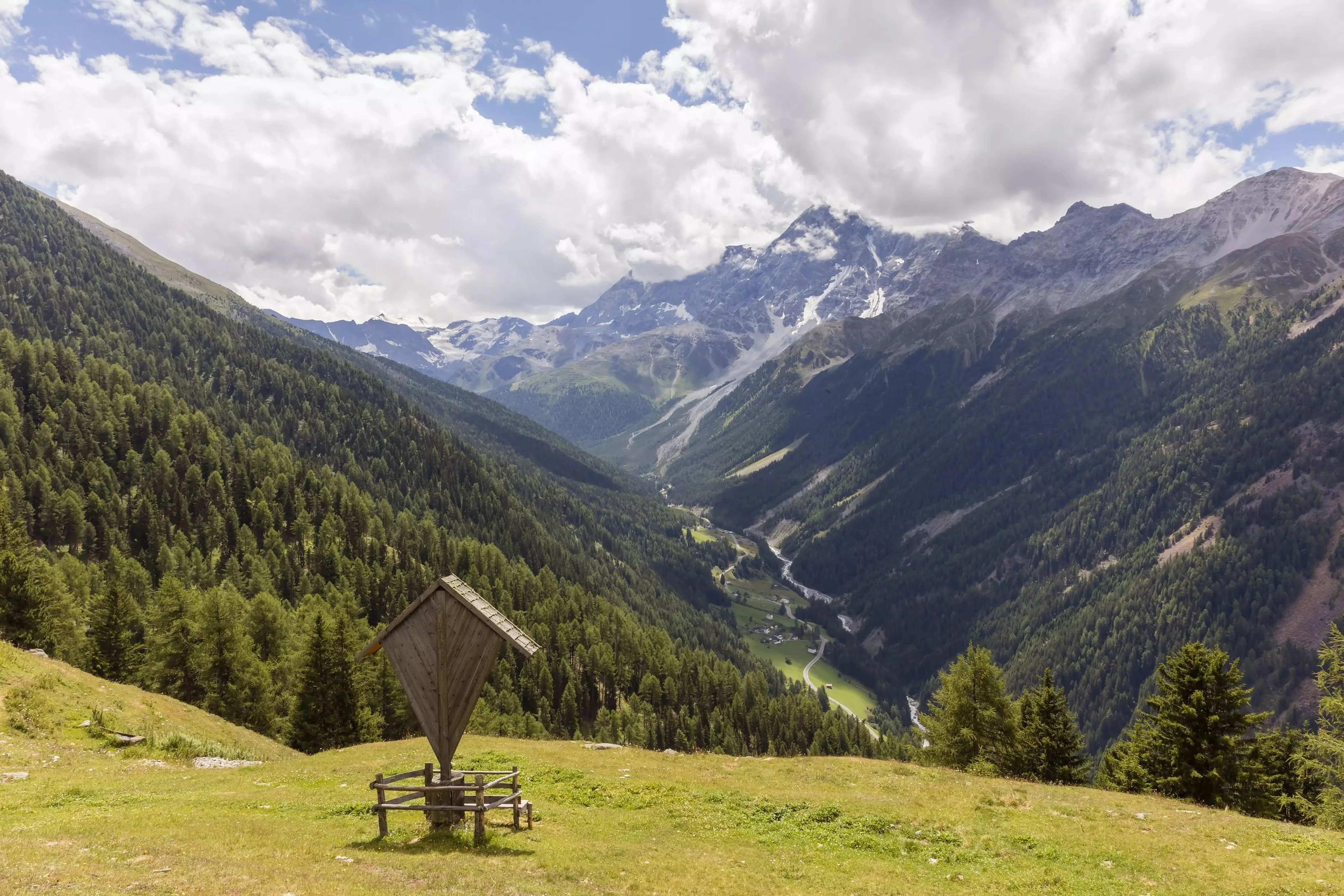 Blick vom Wegkreuz auf der Alm hinab ins Suldental