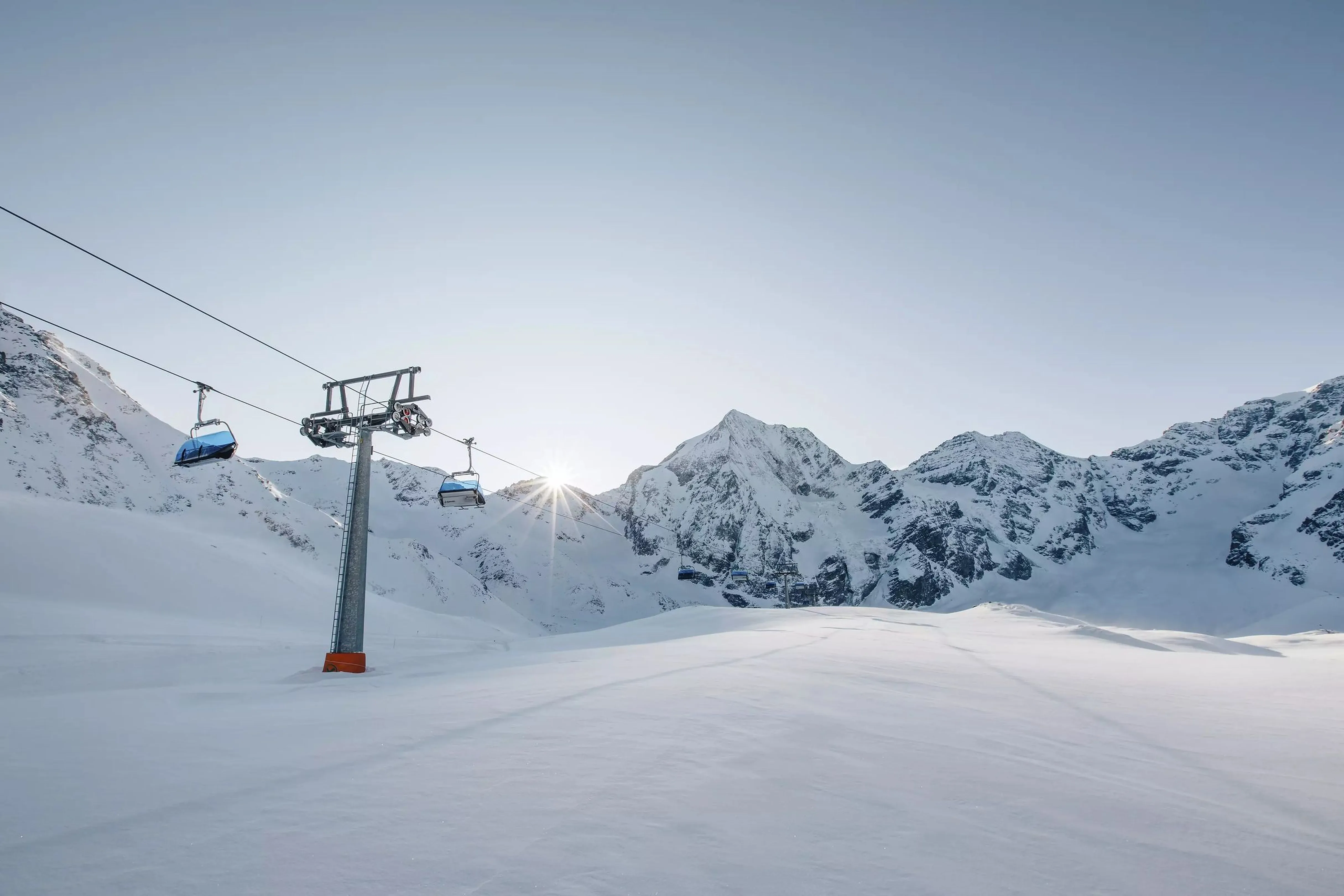 Sessellift im Skigebiet Sulden in der Wintersonne