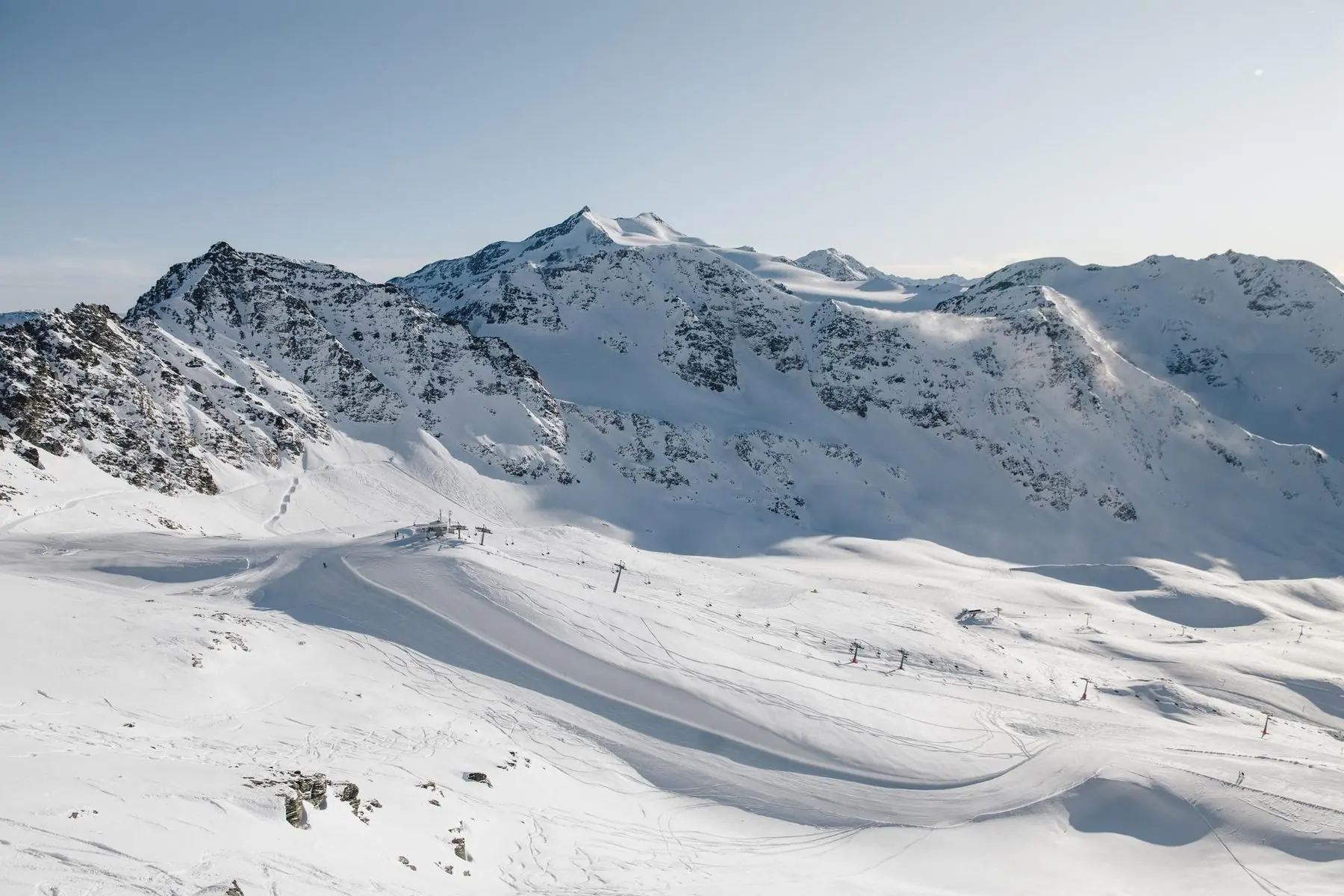 Präparierte Pisten im Skigebiet Sulden unter verschneiten Gipfeln