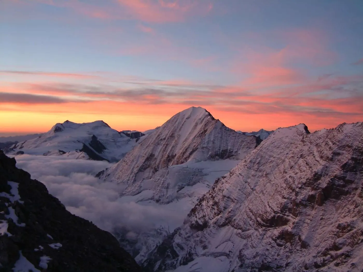 Abendrot über den verschneiten Gipfeln rund um Sulden