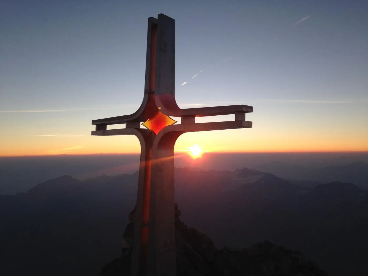 Gipfelkreuz im Licht der untergehenden Sonne