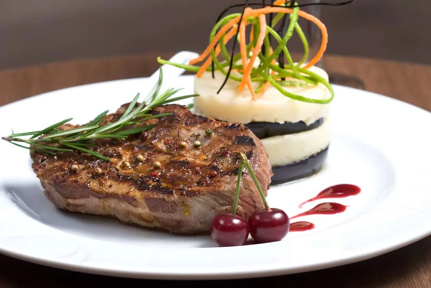 Steak mit Kartoffeltürmchen aus der Küche des Hotel Cornelia