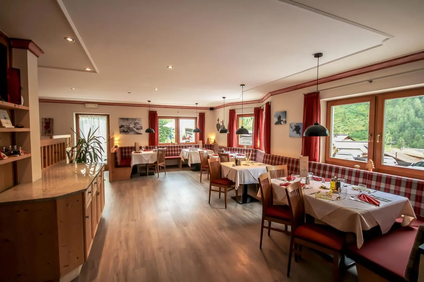 Der Speisesaal im Hotel Cornelia mit Blick ins Grüne