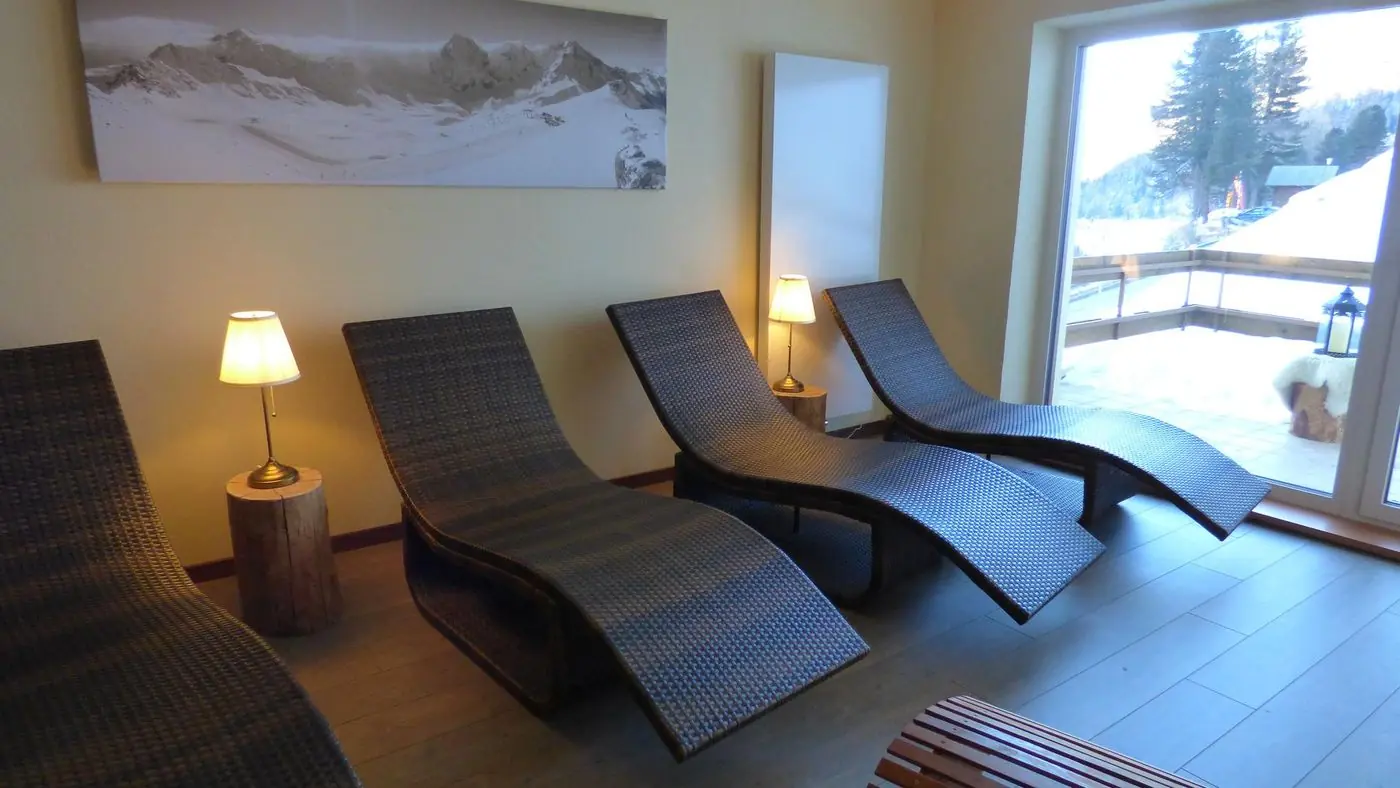 Ruheraum mit Liegen und Blick nach draußen in den Schnee