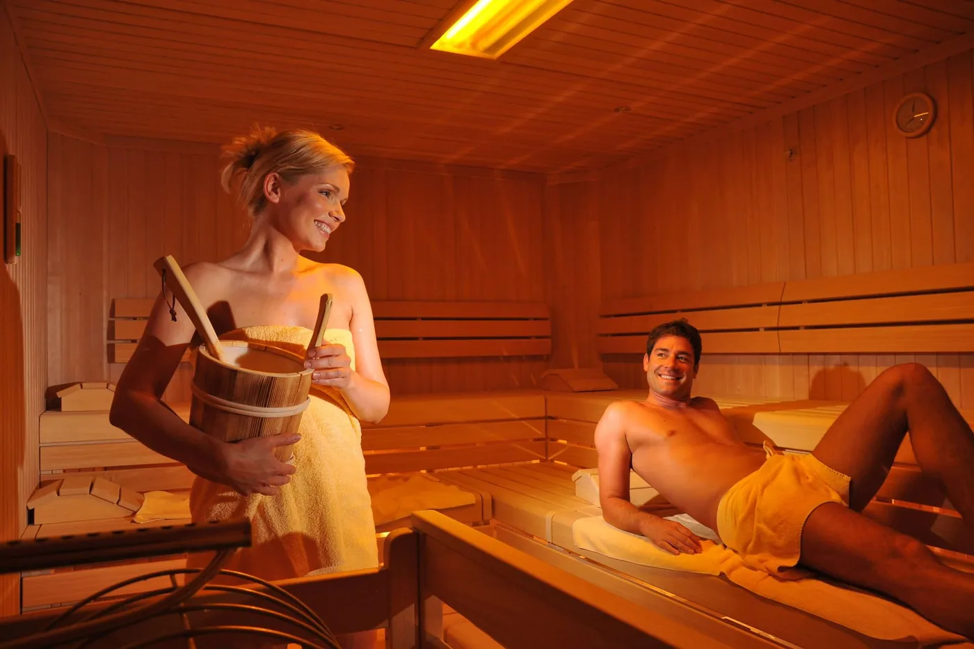 Zwei Gäste in der finnischen Sauna