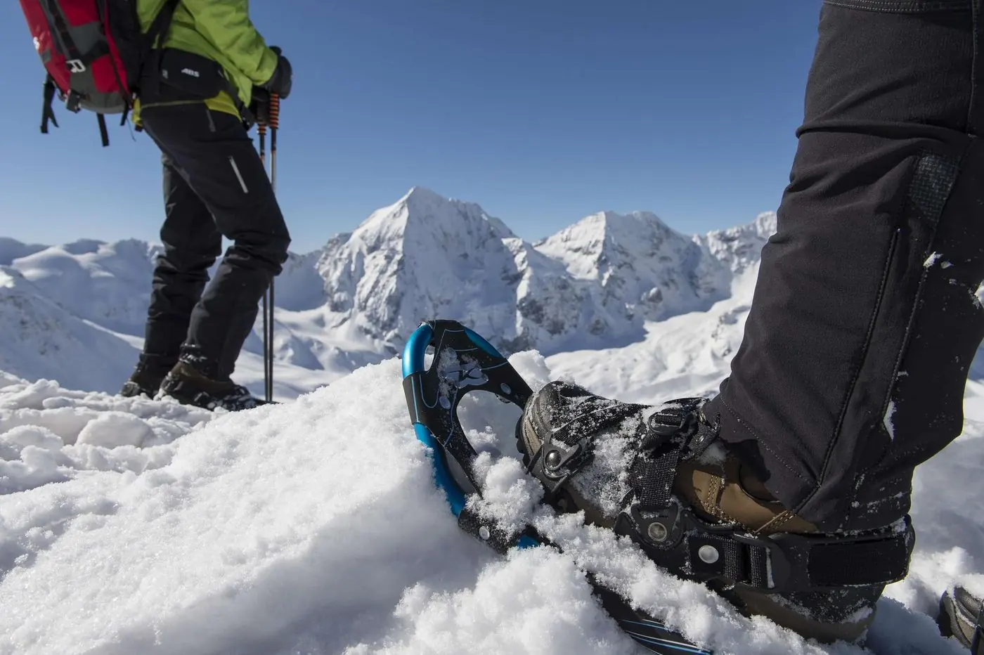 Schneeschuh im Tiefschnee vor der Königsspitze