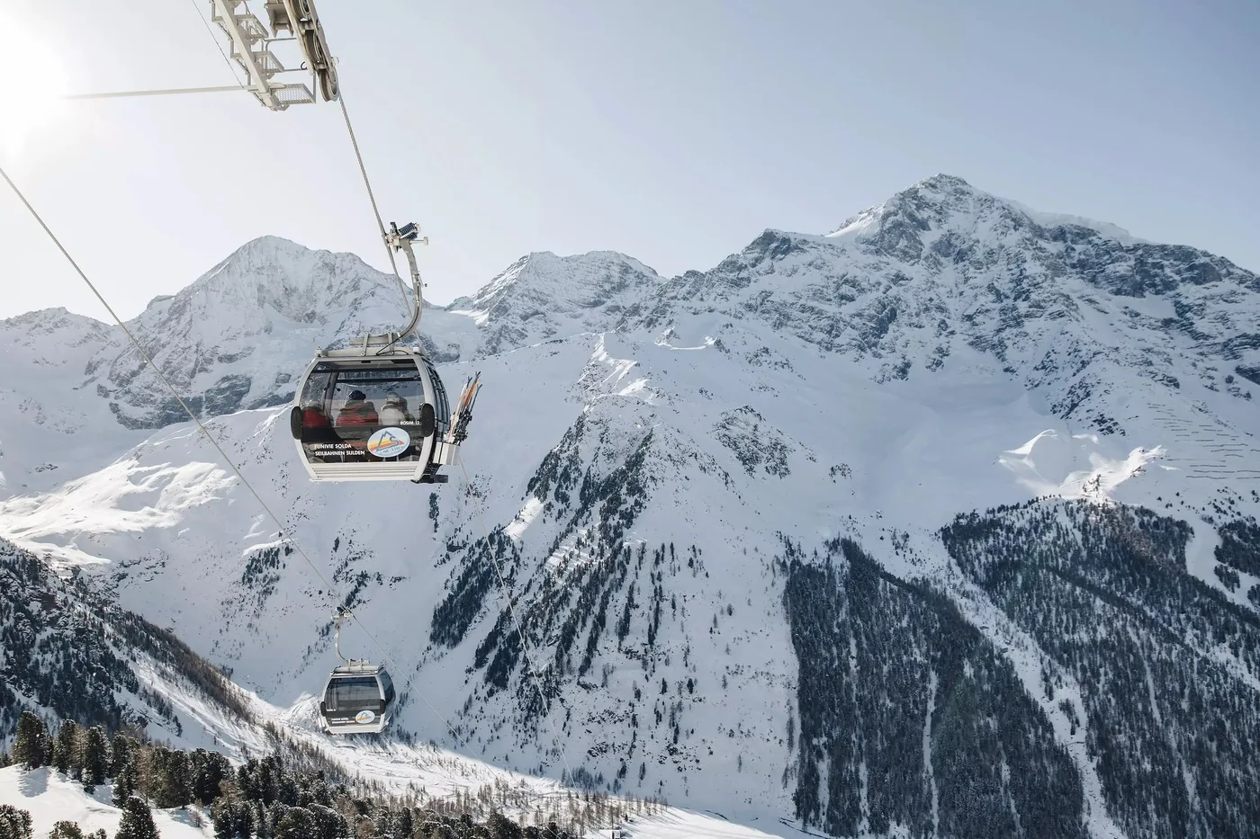 Seilbahngondeln vor der verschneiten Ortlergruppe