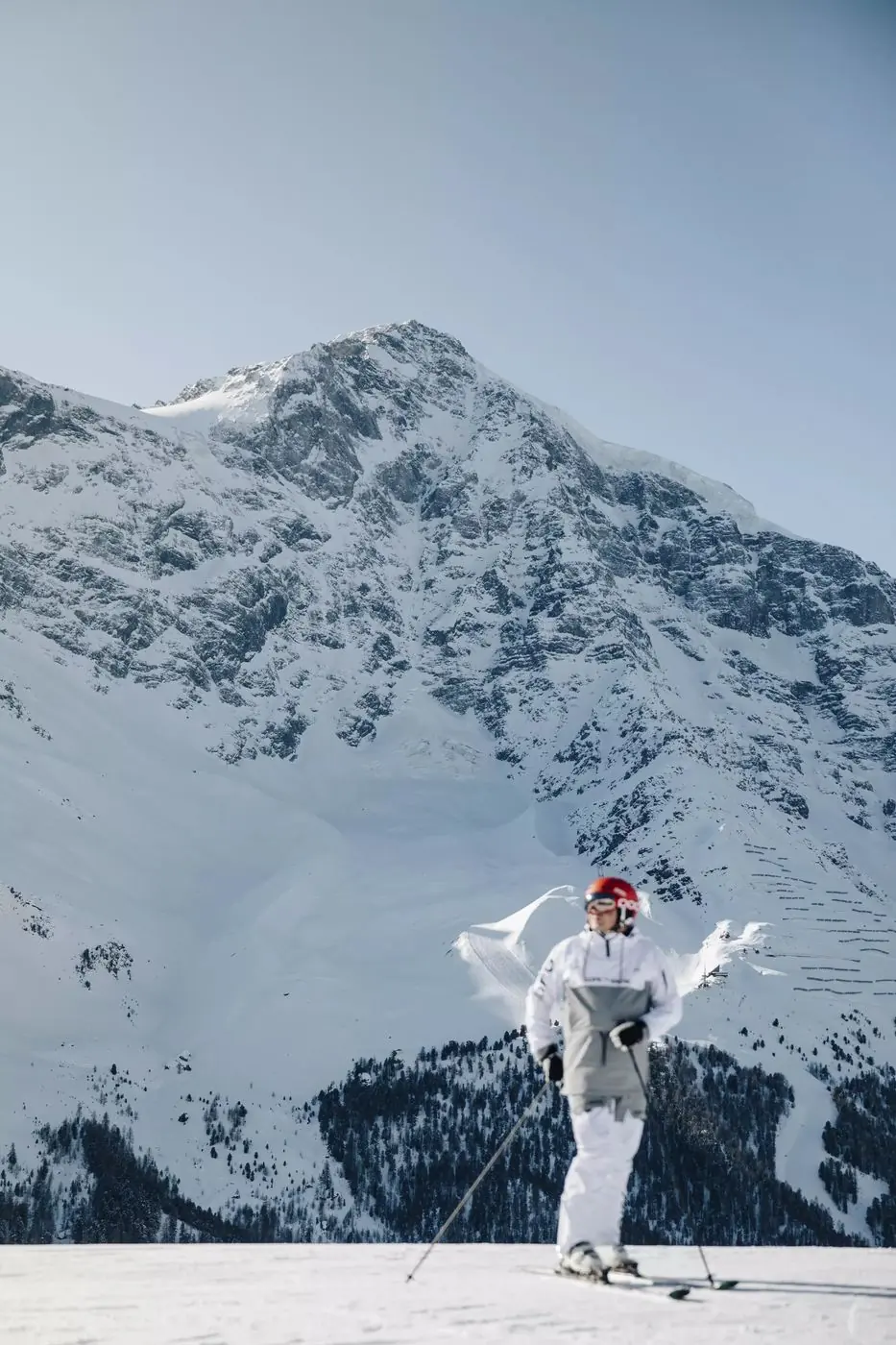 Skifahrerin vor einem verschneiten Gipfel bei Sulden