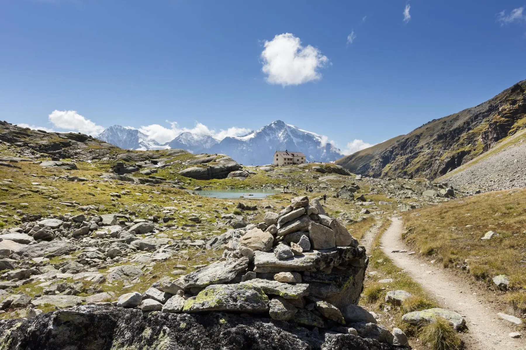 Wanderweg mit Steinmännern hoch über Sulden